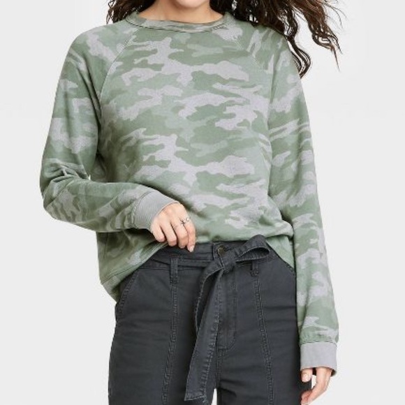Universal Thread Sweaters - Universal Thread Camo crewneck sweatshirt. Size medium. Good condition